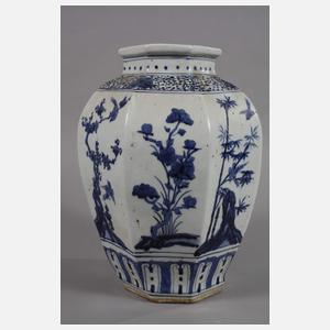 Facettierte Schultervasen