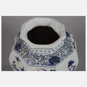 Facettierte Schultervasen