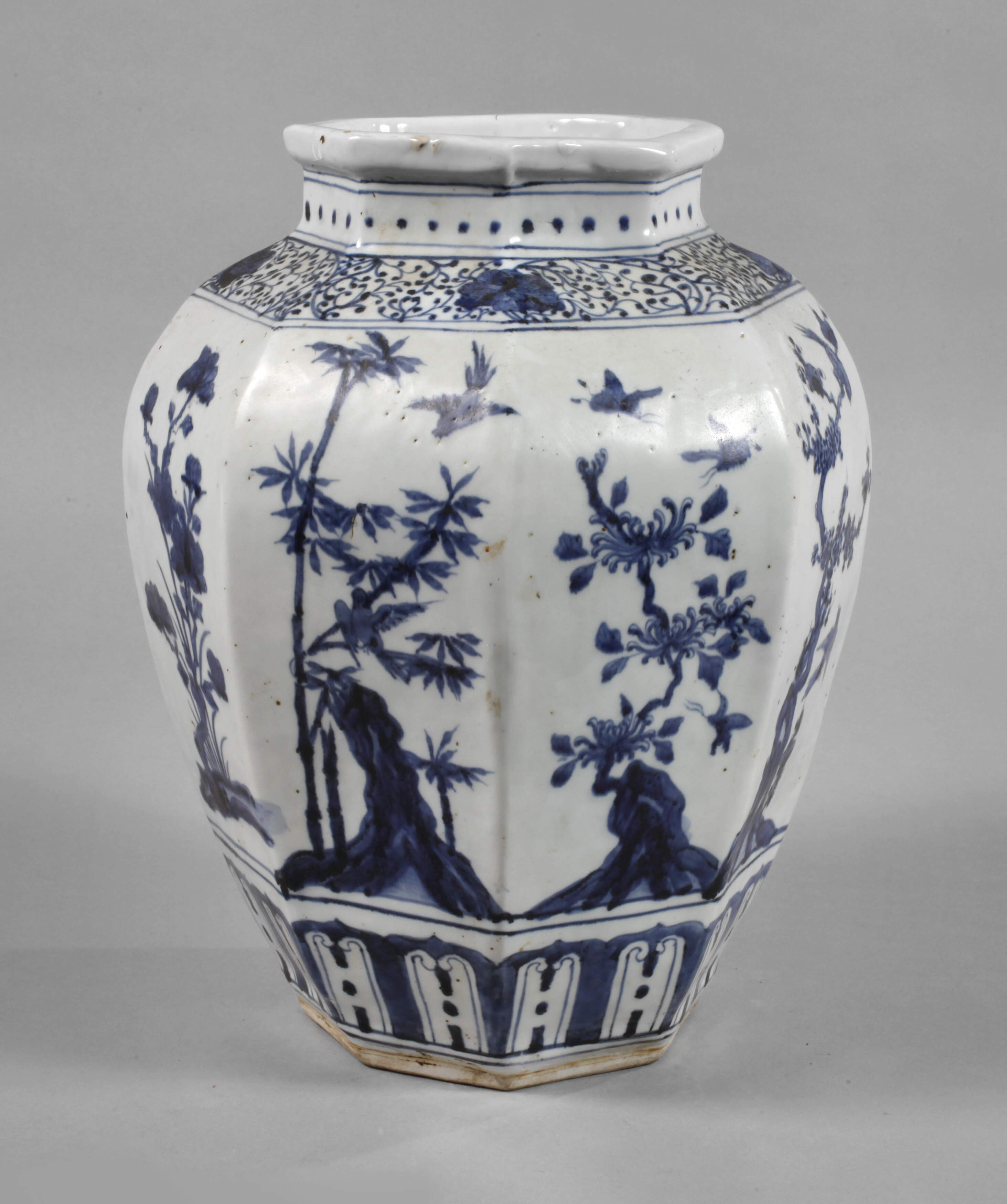 Facettierte Schultervasen