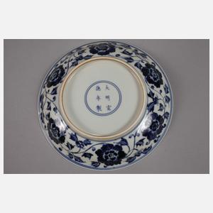 Fünf flache Blütenschalen