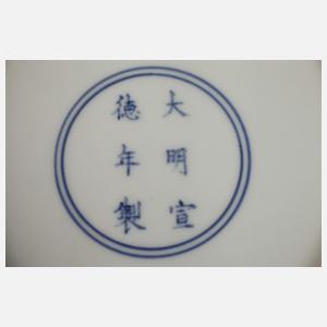 Fünf flache Blütenschalen