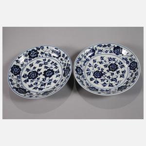 Fünf flache Blütenschalen