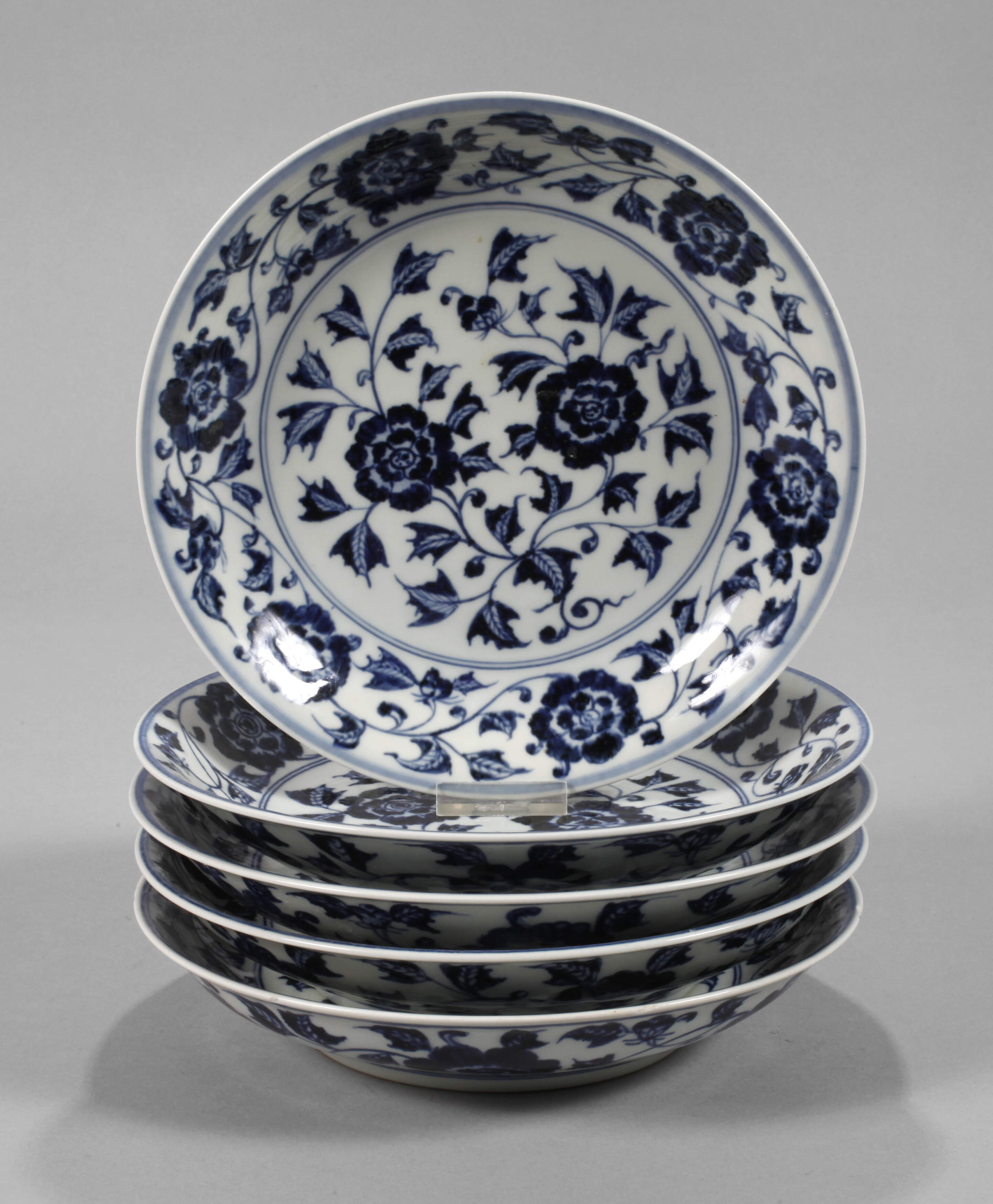 Fünf flache Blütenschalen