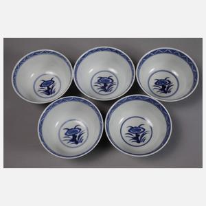 Fünf fein bemalte Teeschalen