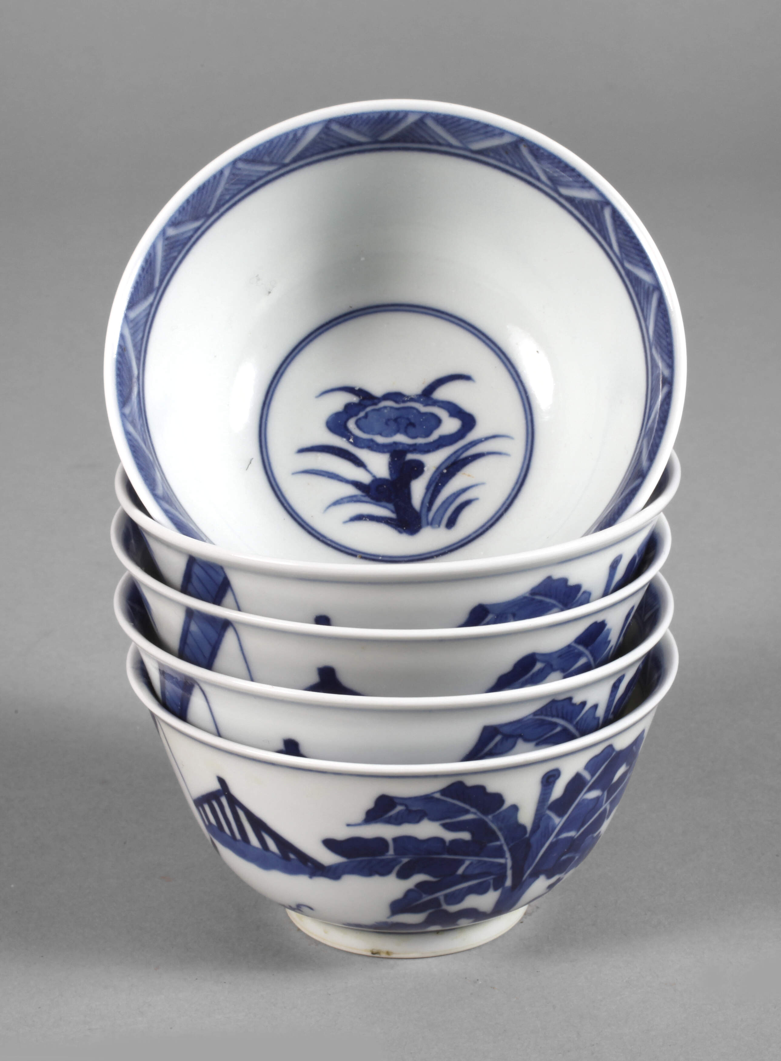 Fünf fein bemalte Teeschalen