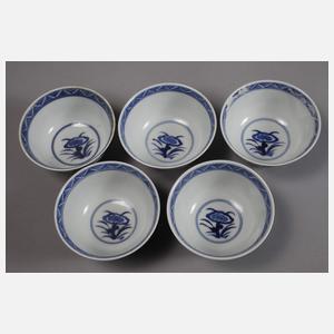 Fünf fein bemalte Teeschalen