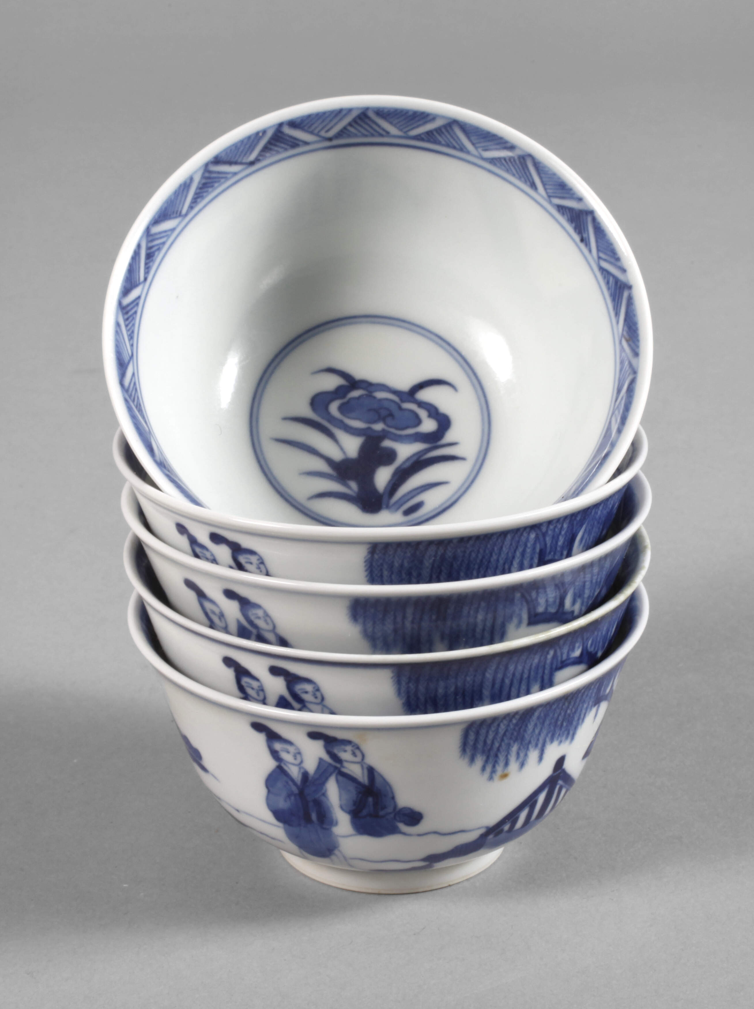 Fünf fein bemalte Teeschalen