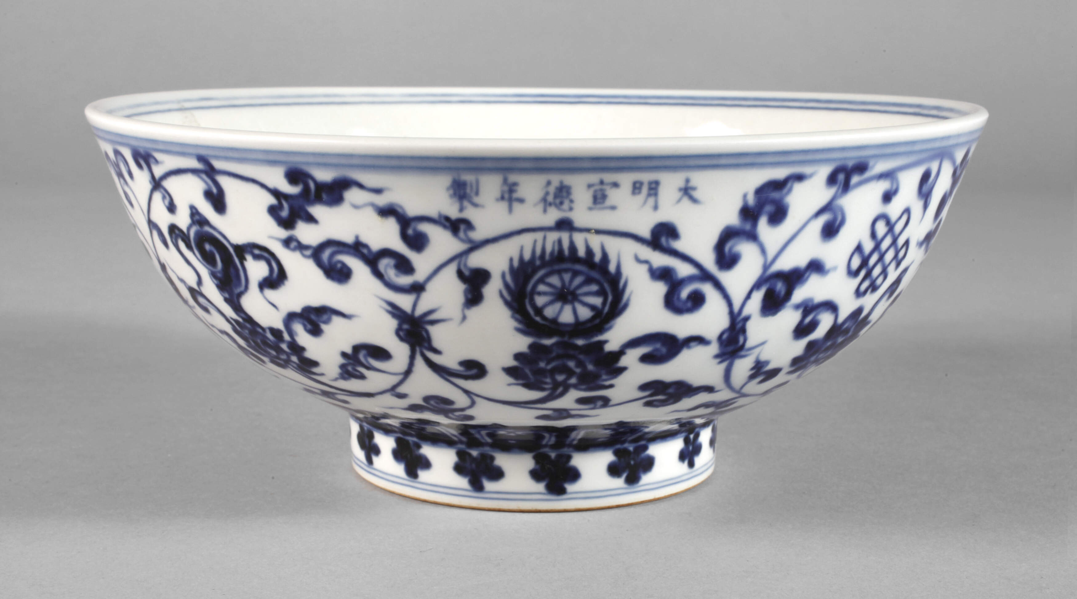 Blütenschale mit acht buddhistischen Symbolen