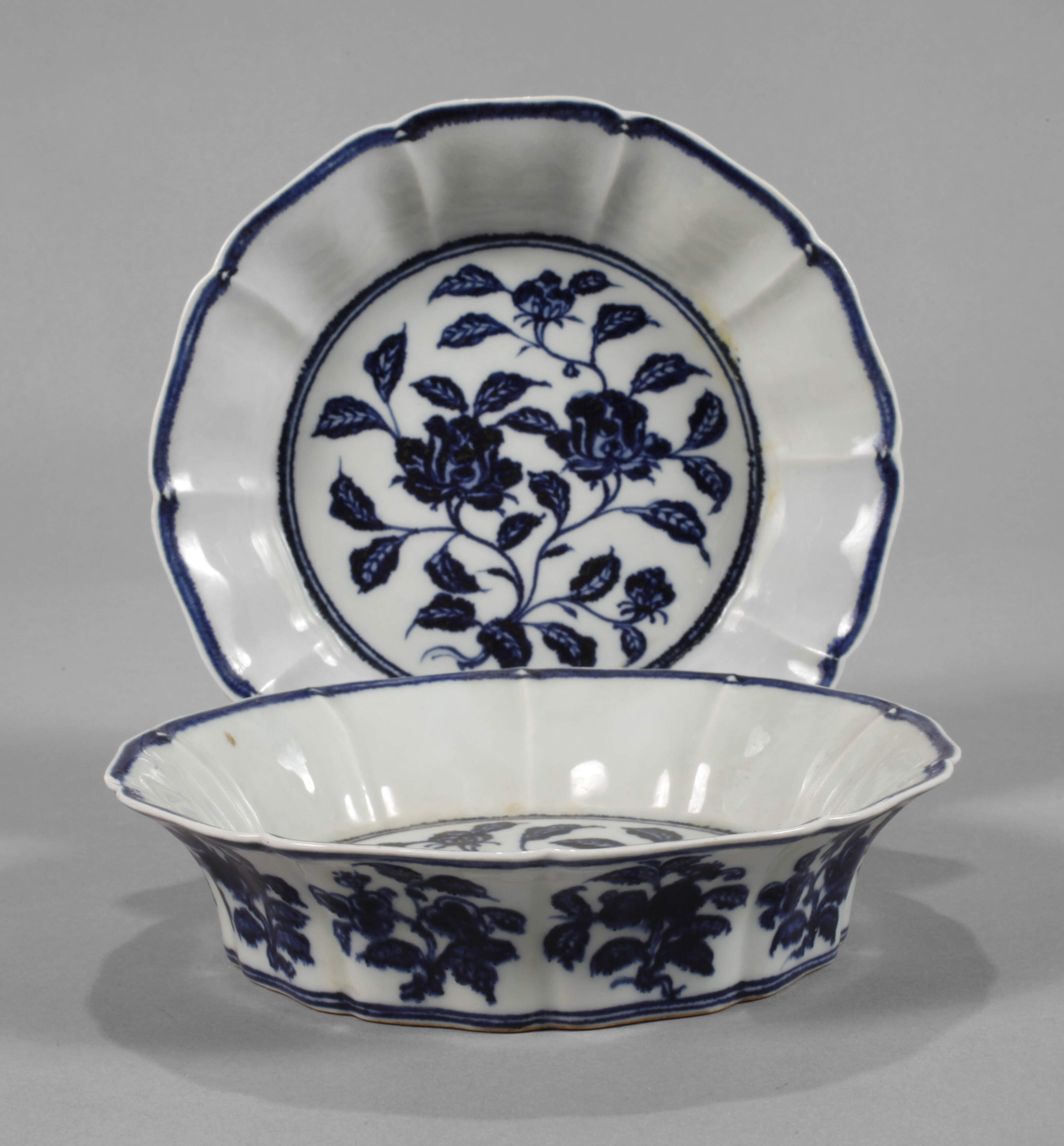 Paar blütenförmige Schalen