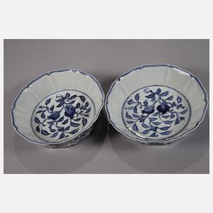 Paar tiefe blütenförmige Granatapfel-Schalen