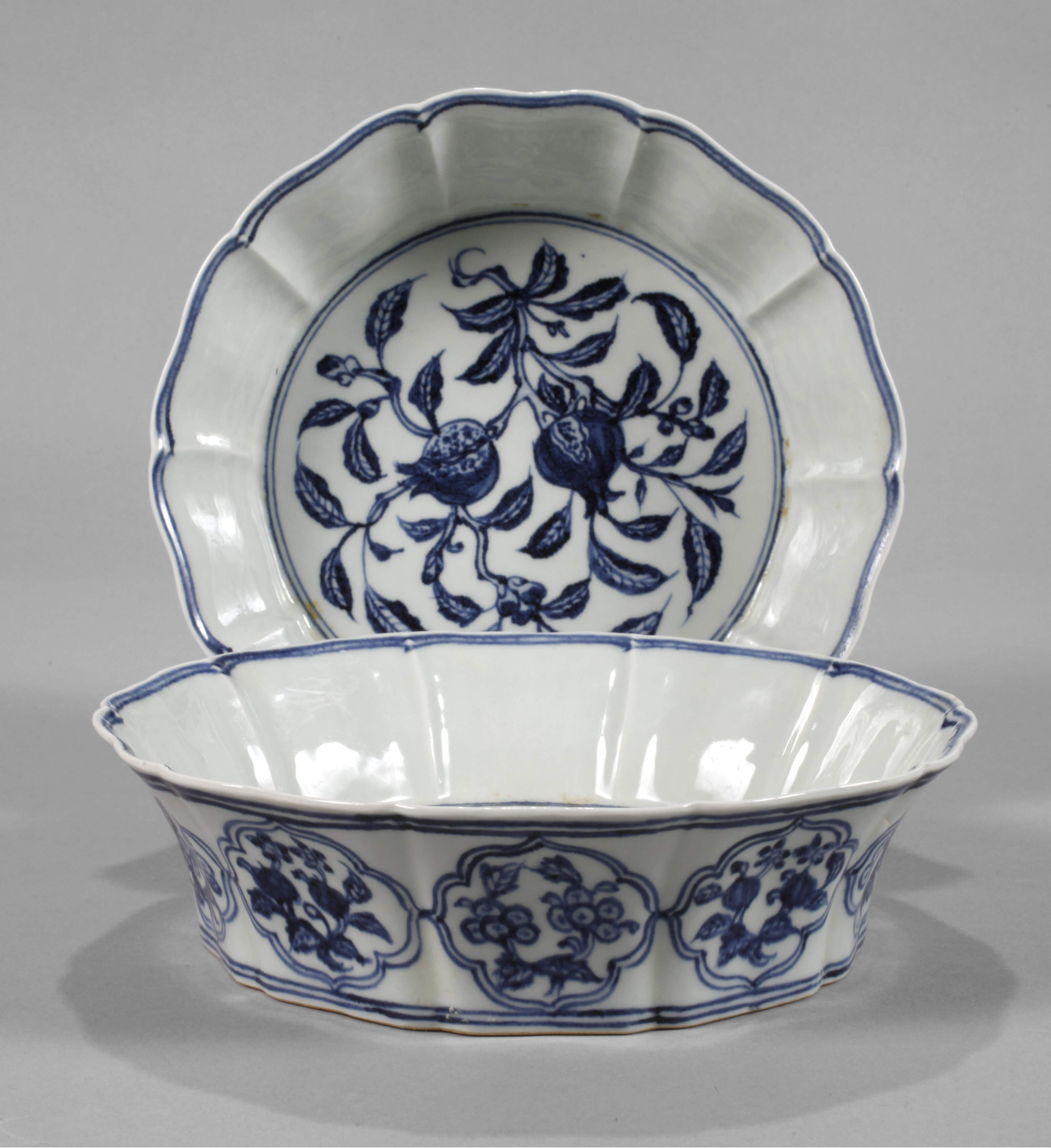 Paar tiefe blütenförmige Granatapfel-Schalen