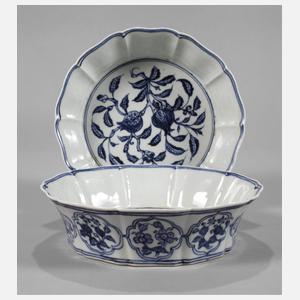 Paar tiefe blütenförmige Granatapfel-Schalen