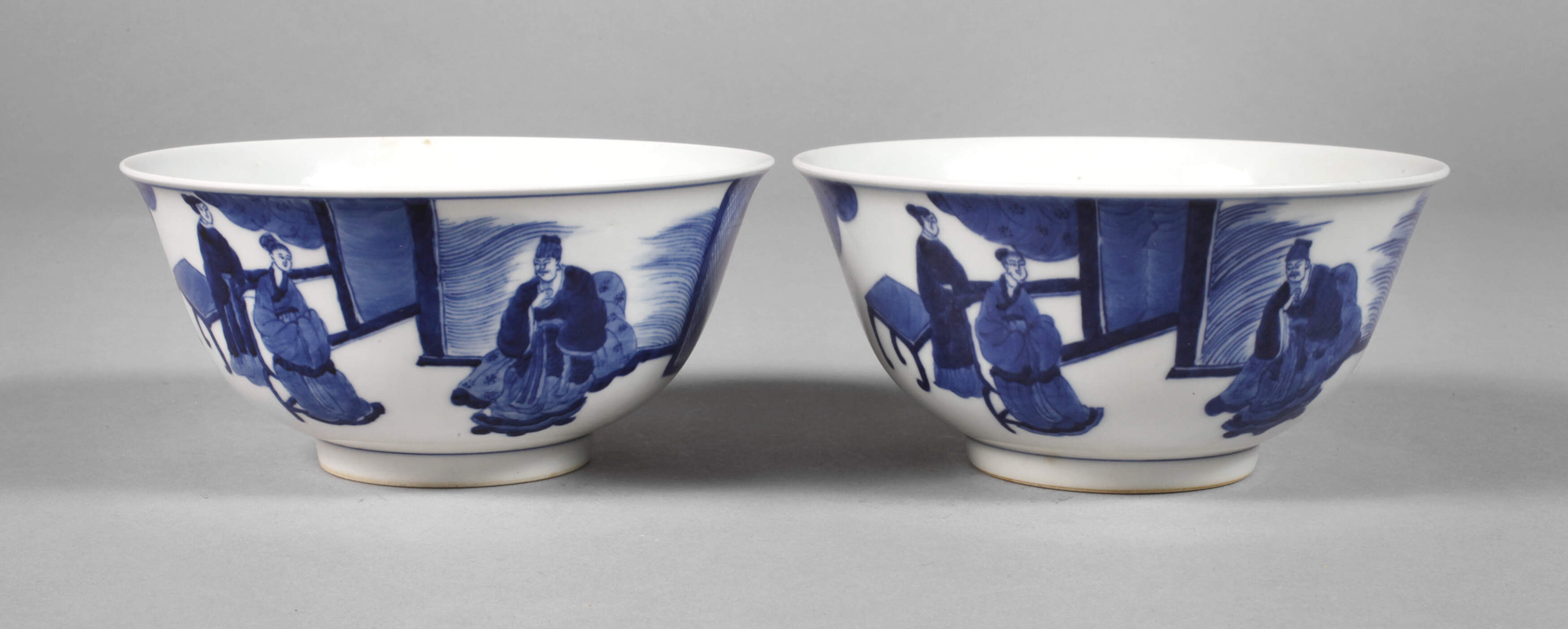 Paar fein bemalte große Teeschalen