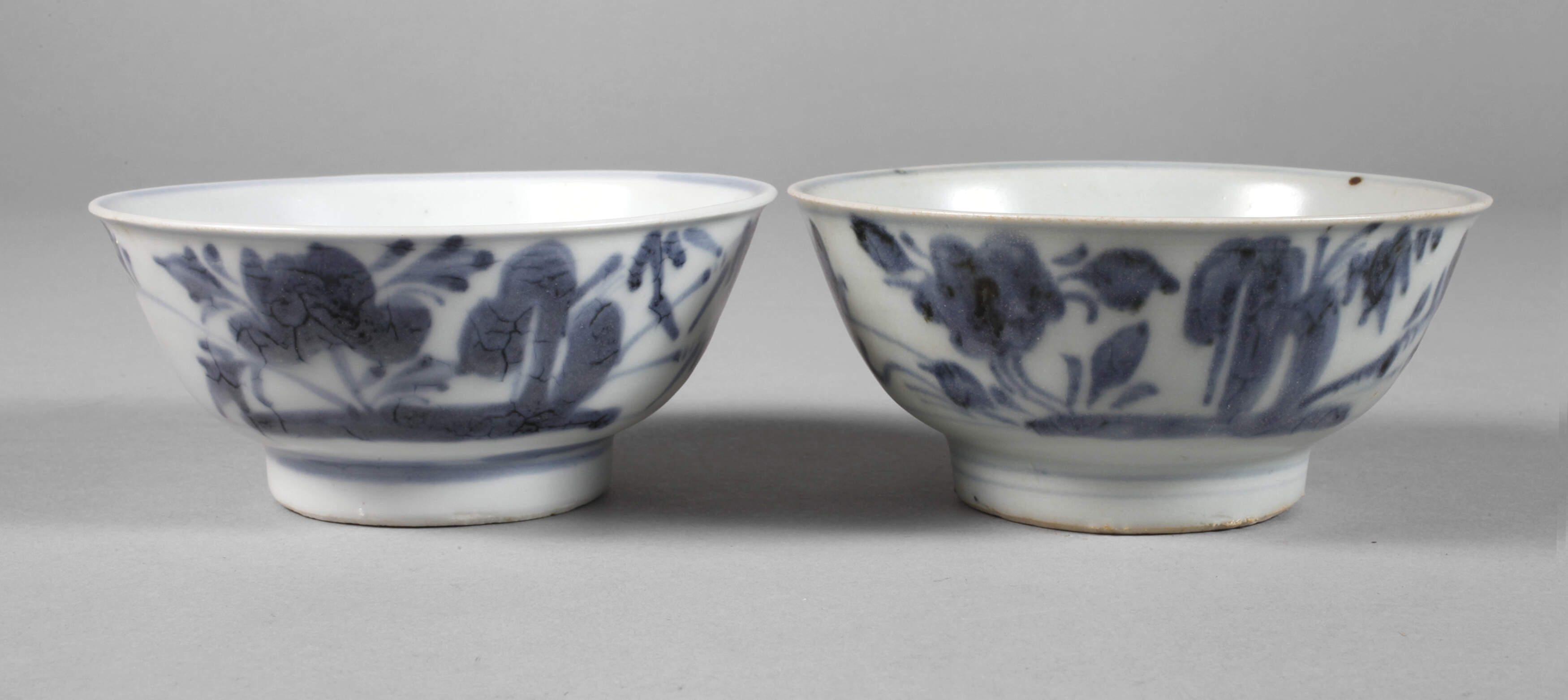 Paar tiefe Teeschalen