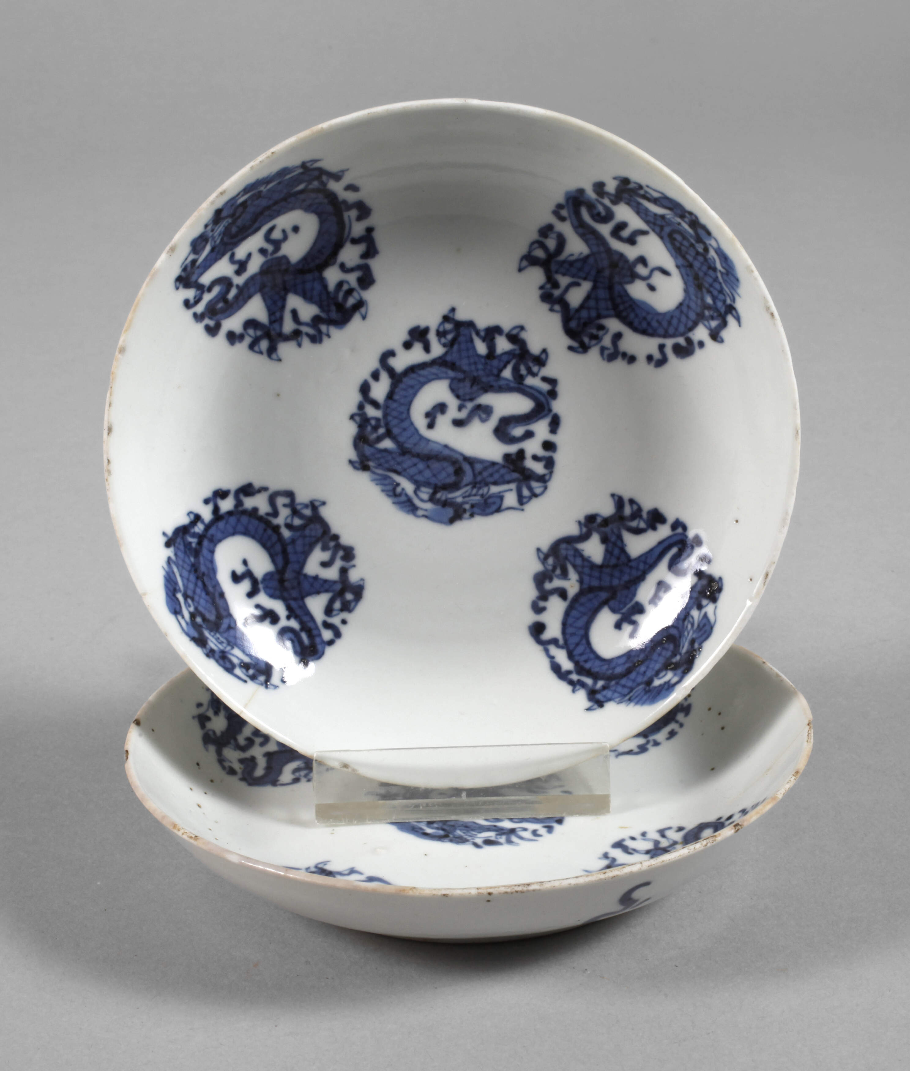 Paar Teller mit Drachenmedaillons