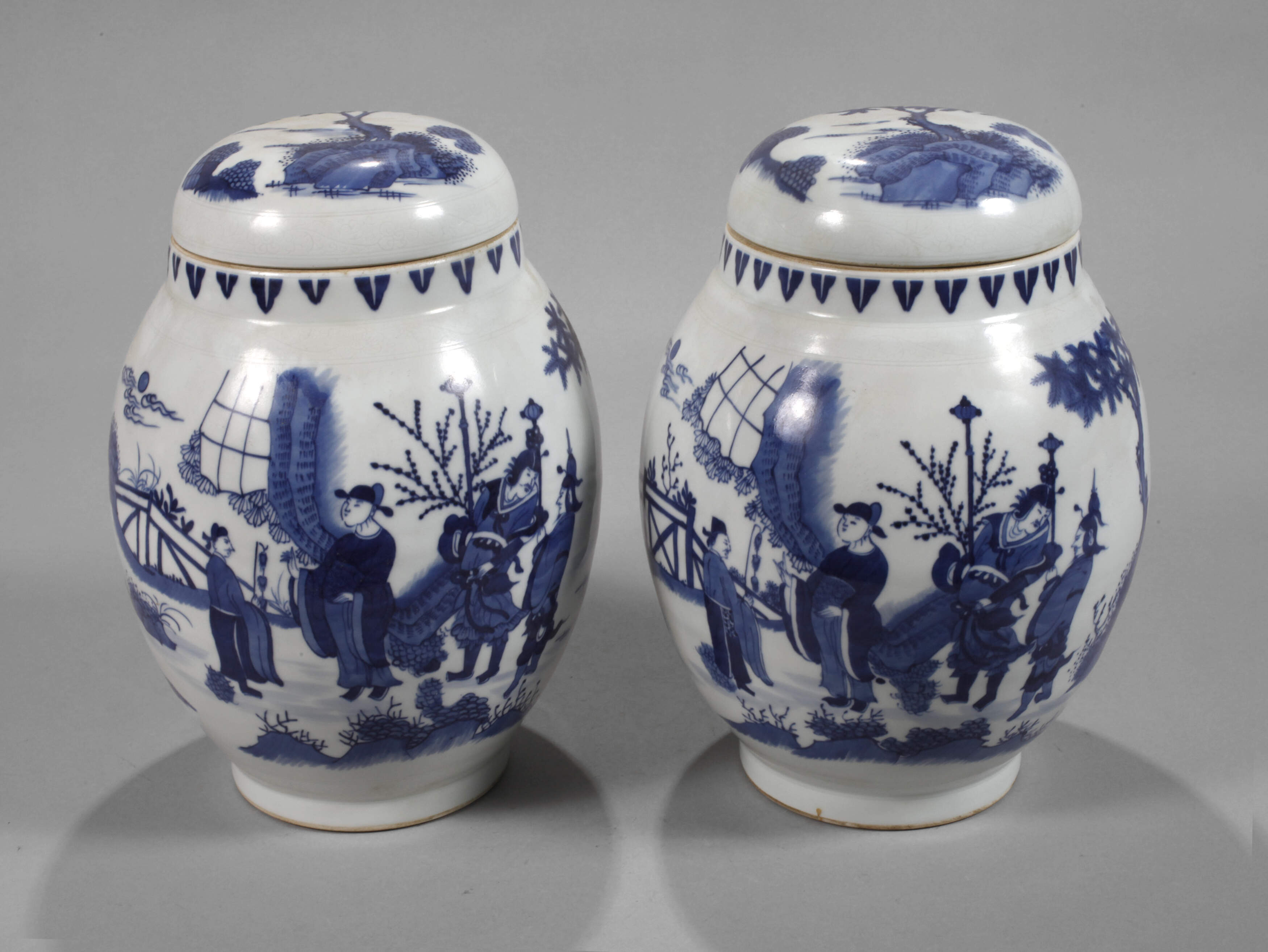 Paar schlanke Vorratsvasen