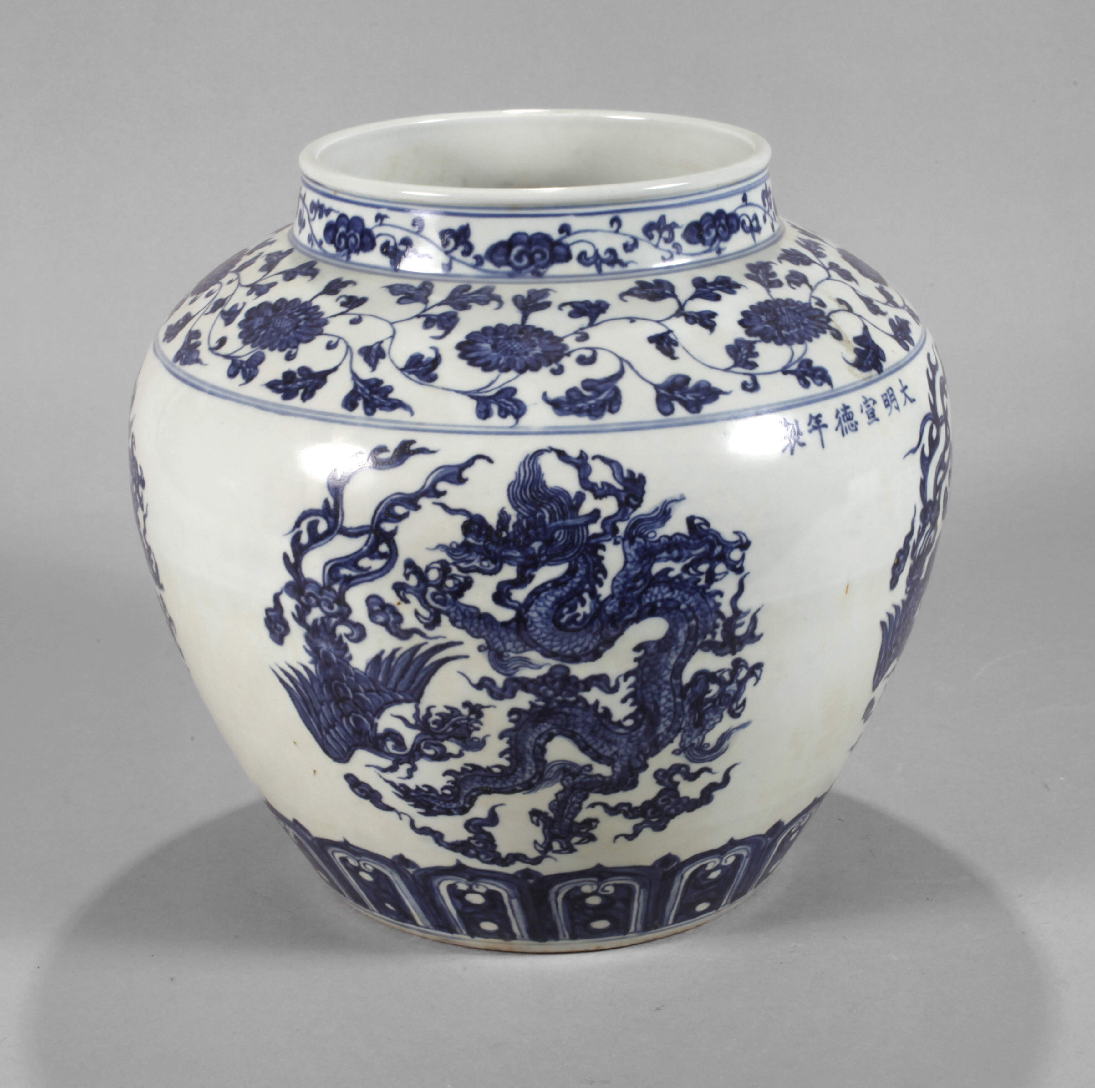 Große Schultervase mit Drachen-Phönix-Medaillons