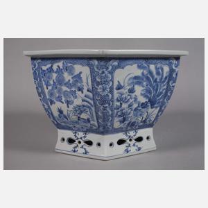 Großer facettierter Cachepot mit durchbrochenem Fuß