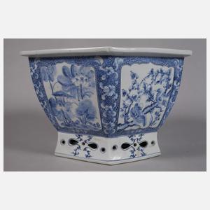 Großer facettierter Cachepot mit durchbrochenem Fuß