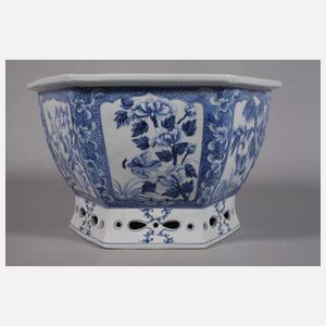 Großer facettierter Cachepot mit durchbrochenem Fuß