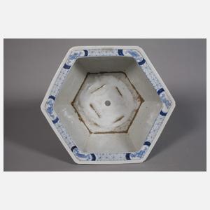 Großer facettierter Cachepot mit durchbrochenem Fuß