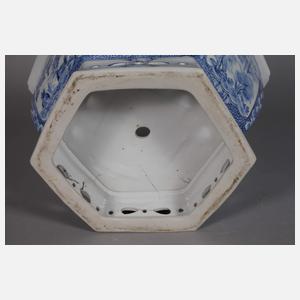 Großer facettierter Cachepot mit durchbrochenem Fuß