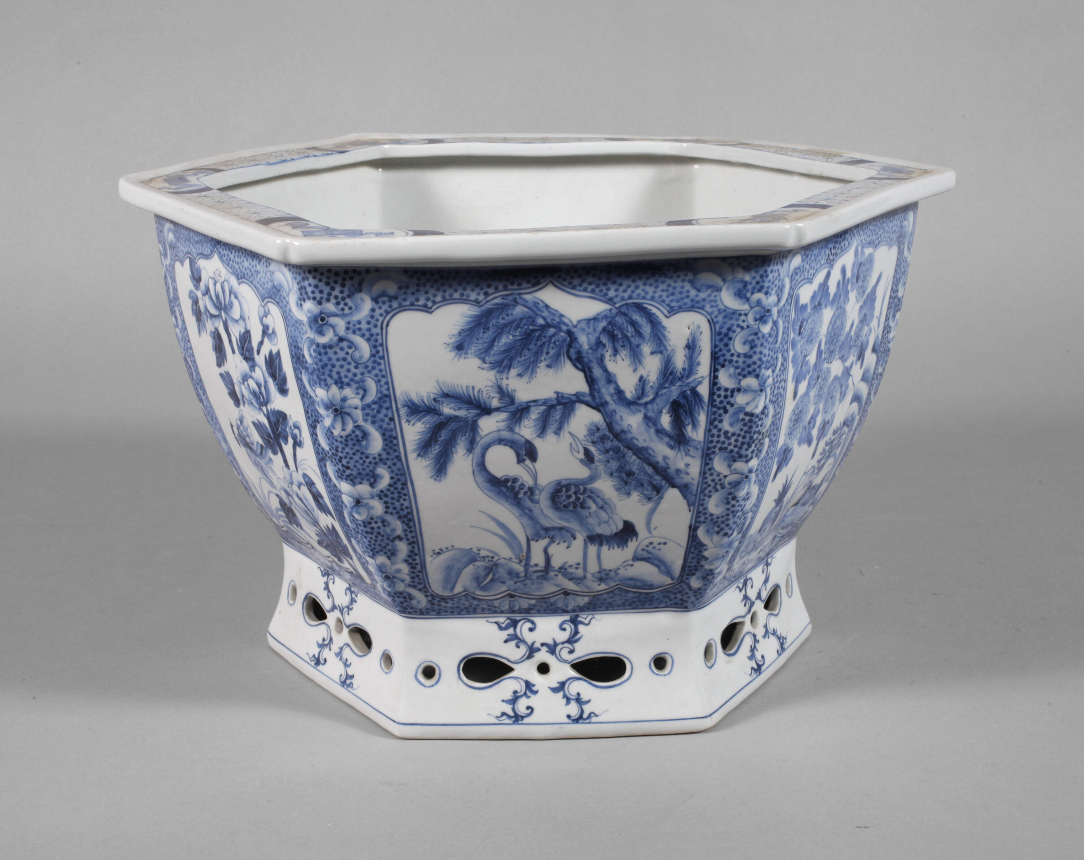 Großer facettierter Cachepot mit durchbrochenem Fuß