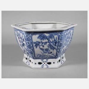 Großer facettierter Cachepot mit durchbrochenem Fuß