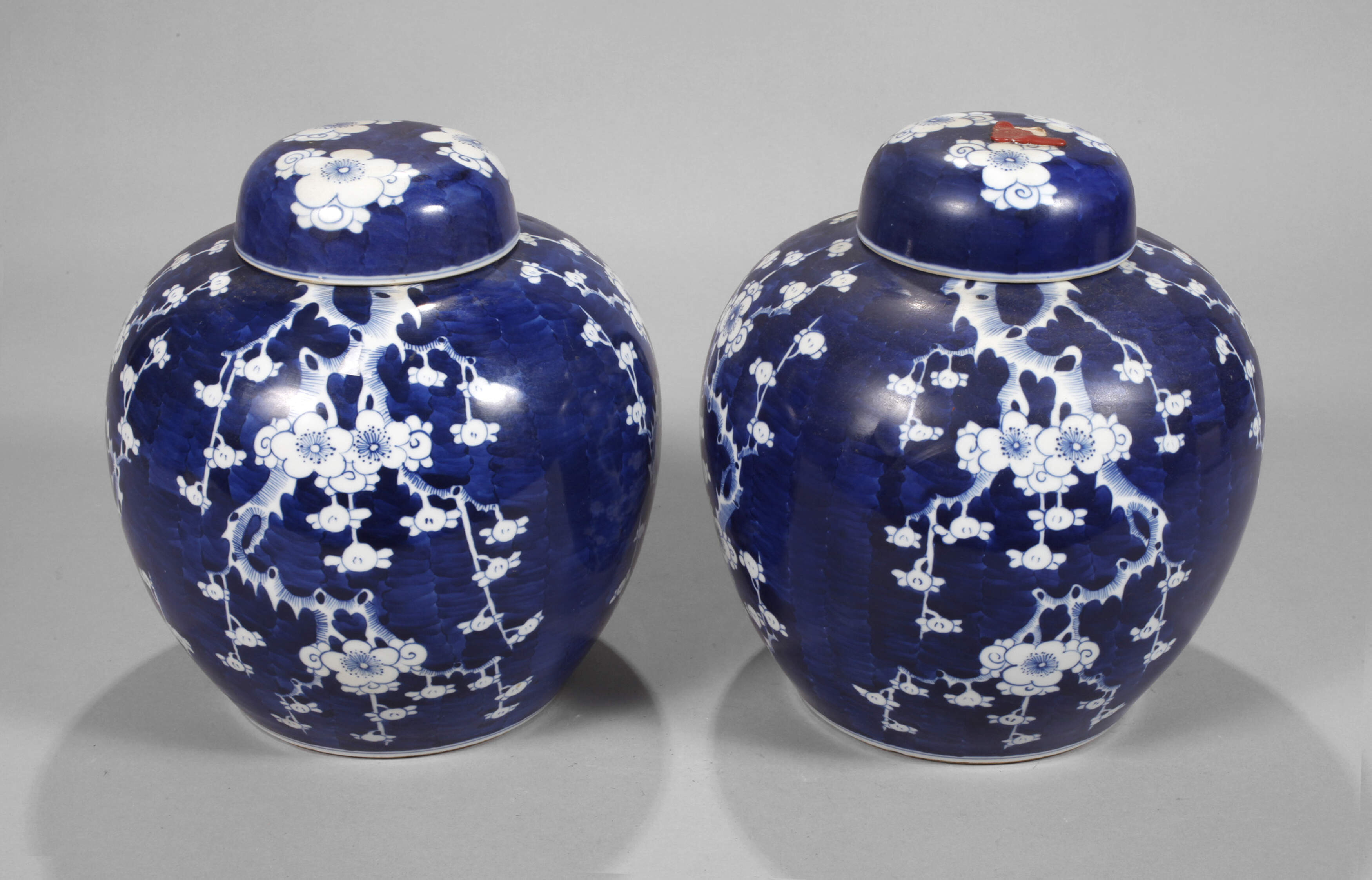 Paar große Pflaumenblüten-Ingwertöpfe