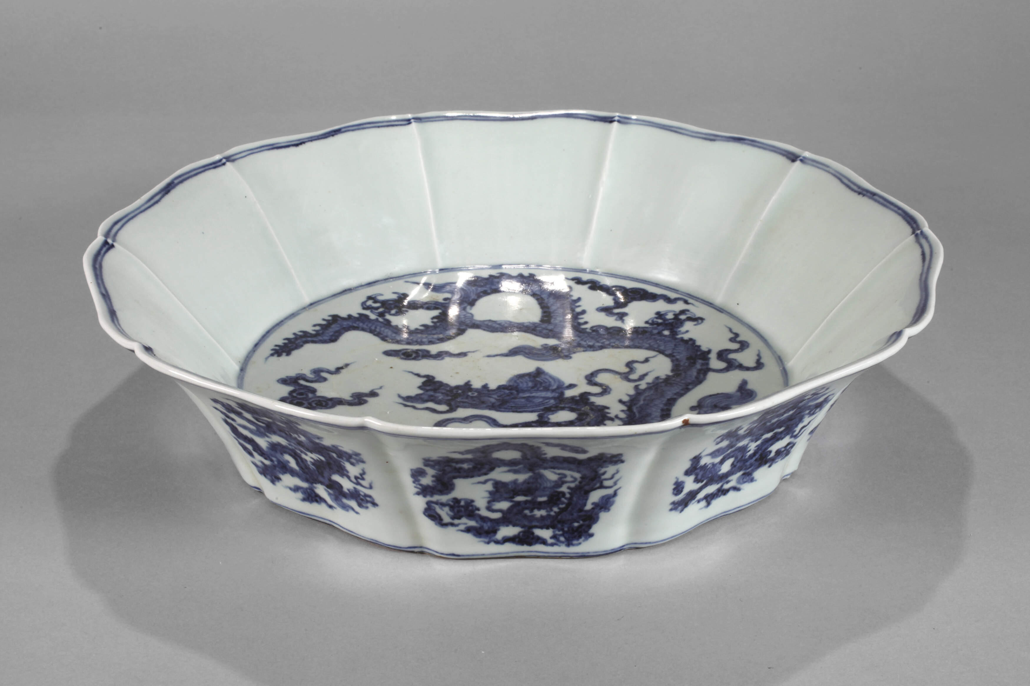 Große Blütenschale mit kaiserlichen Drachen