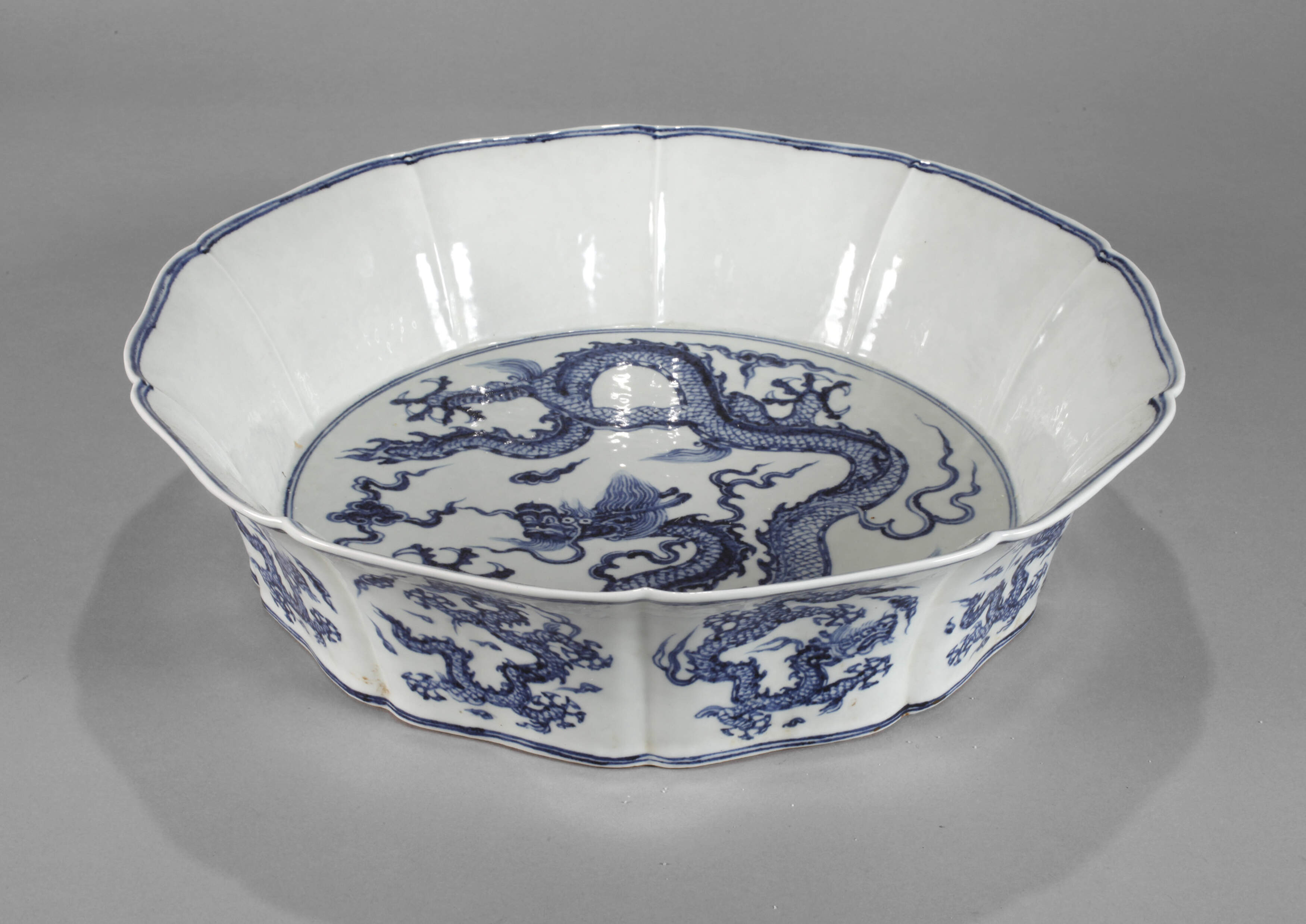 Große Blütenschale mit kaiserlichen Drachen