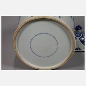 Sehr große Deckelvase mit Päonienblüten