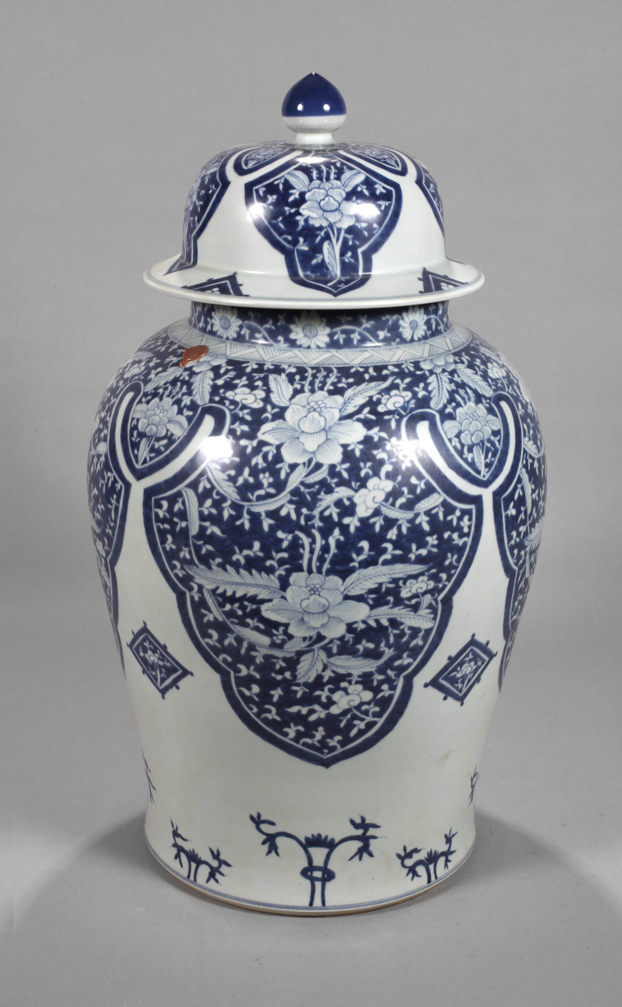 Sehr große Deckelvase mit Päonienblüten