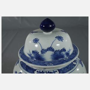 Sehr große Deckelvase mit Kriegerszenen