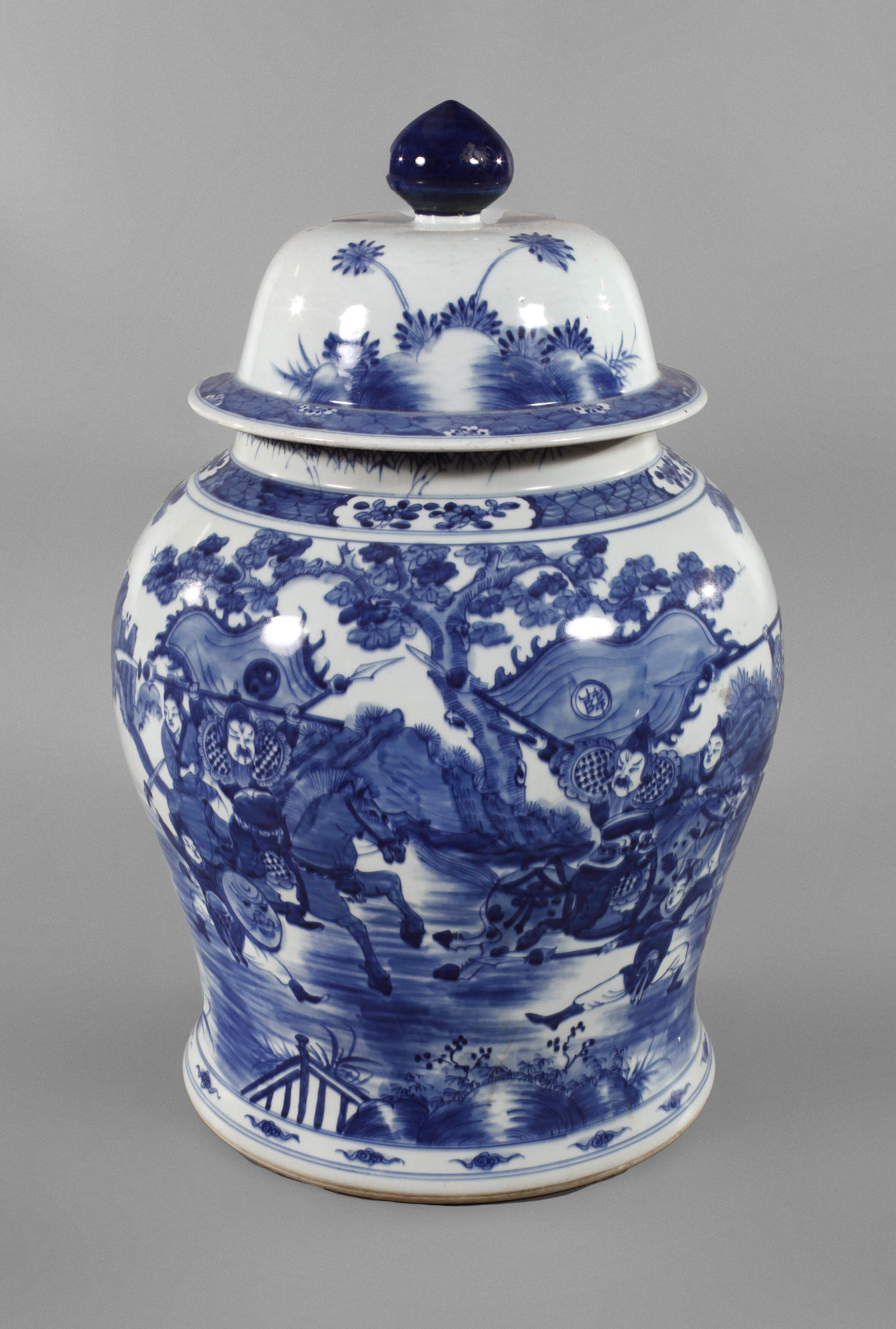 Sehr große Deckelvase mit Kriegerszenen