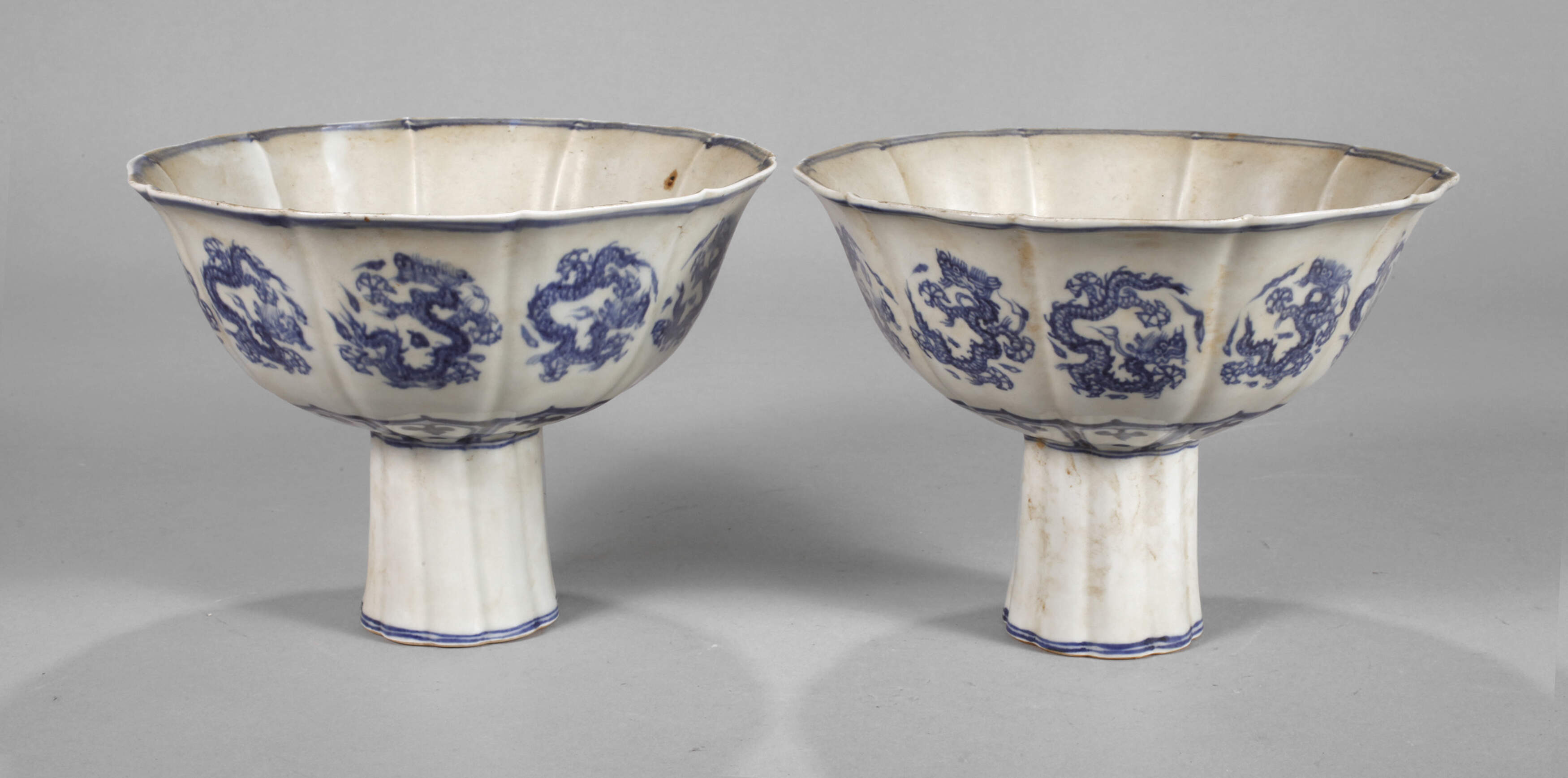 Paar Stem Cups mit Drachenmedaillons