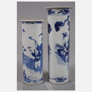 Zwei Stangenvasen