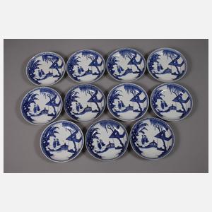 Elf mittelgroße tiefe Teller