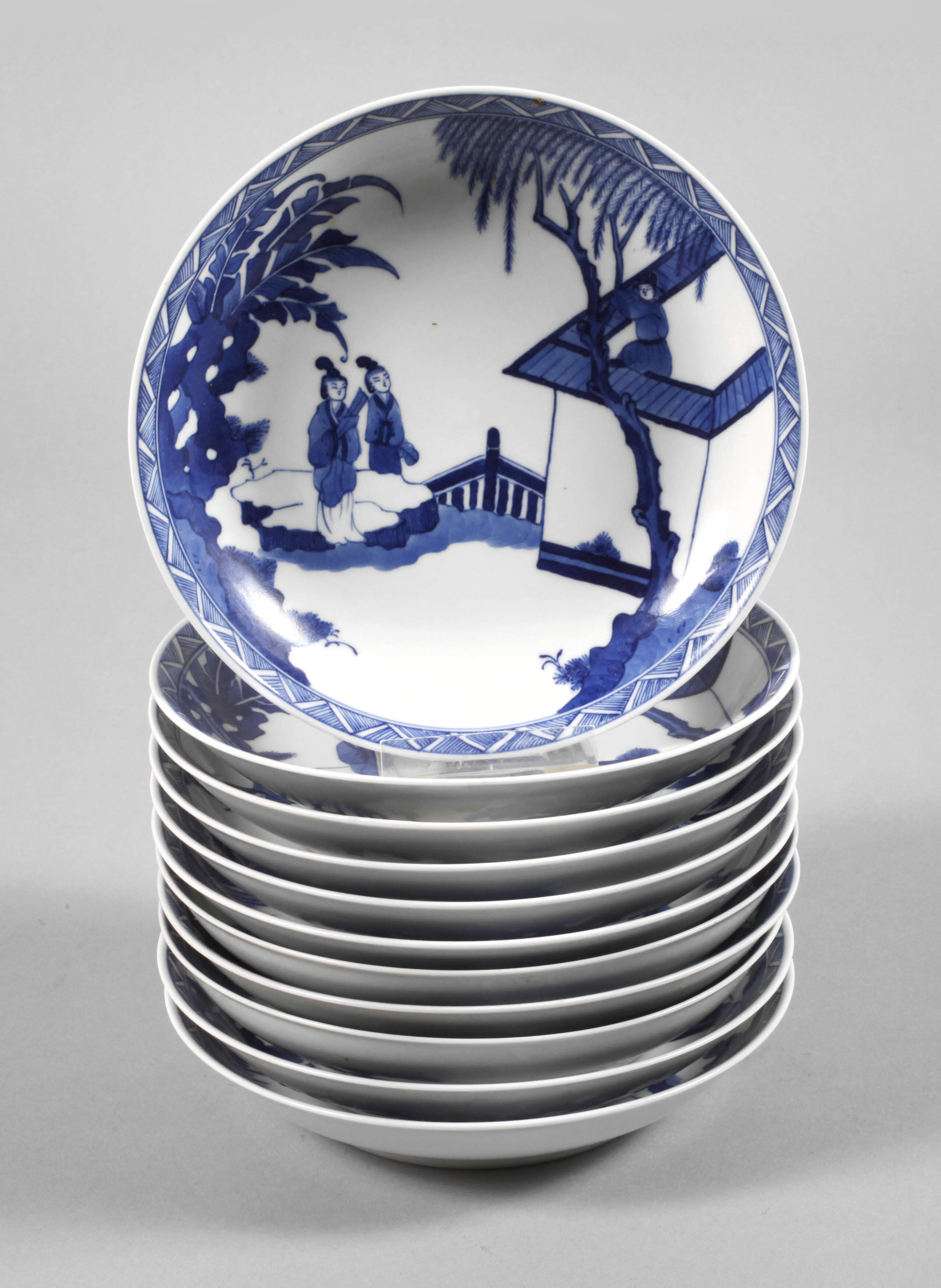 Elf mittelgroße tiefe Teller