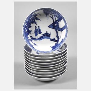 Elf mittelgroße tiefe Teller