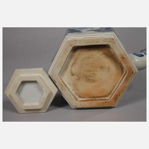 Paar große facettierte Teekannen