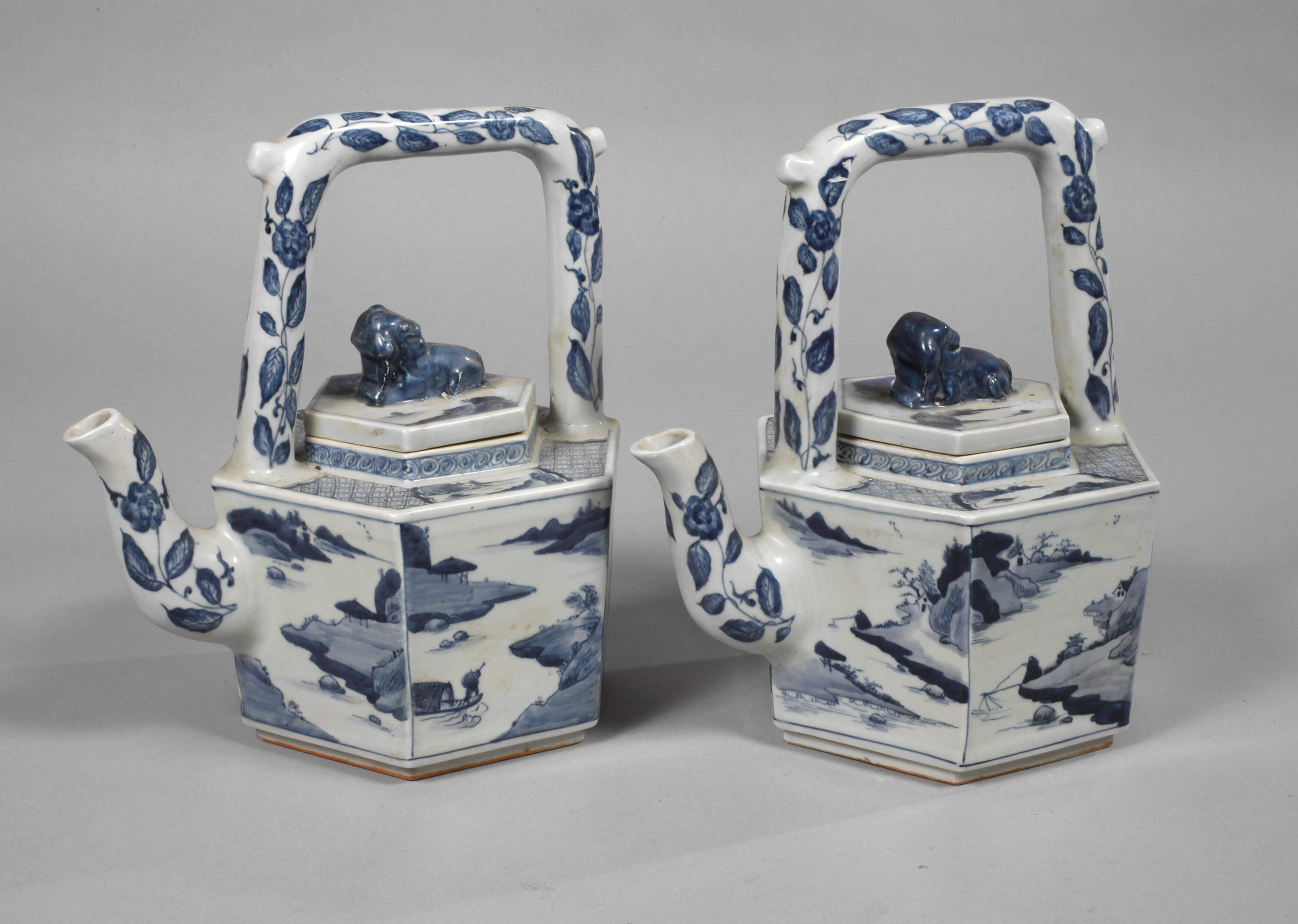 Paar große facettierte Teekannen