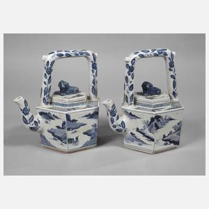 Paar große facettierte Teekannen