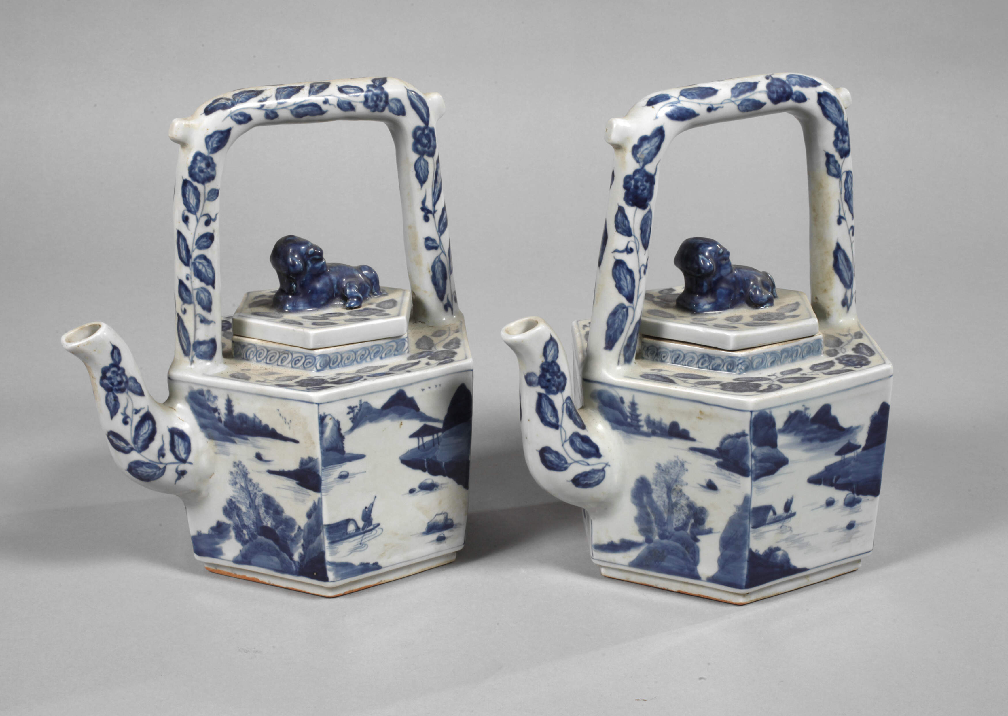 Paar große facettierte Teekannen