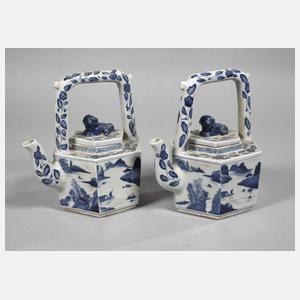 Paar große facettierte Teekannen