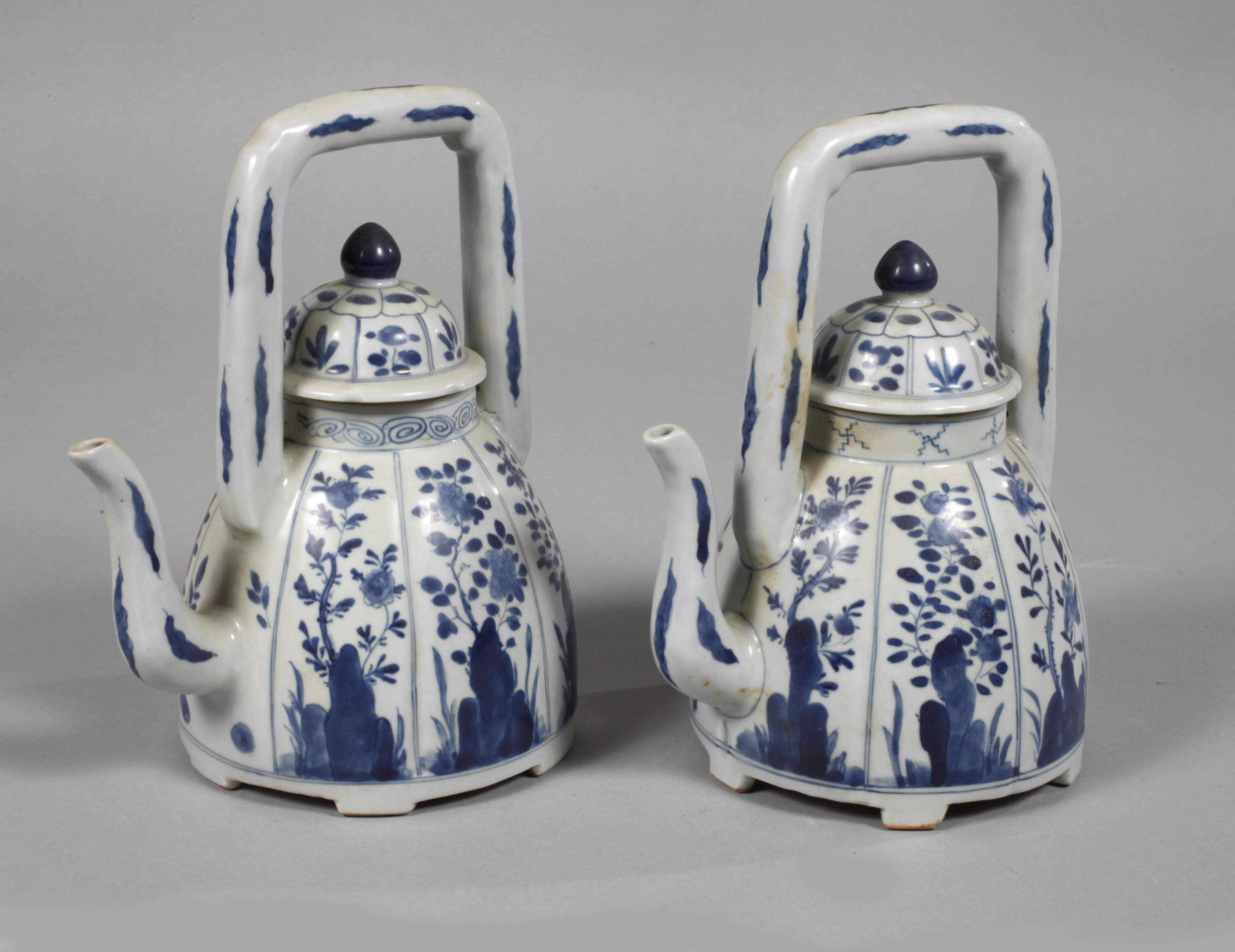 Paar große Bienenkorb-Teekannen