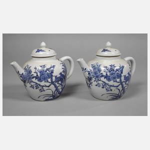 Paar große Teekannen