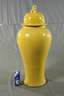 Paar riesige gelbe Deckel-Vasen
