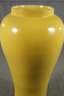 Paar riesige gelbe Deckel-Vasen
