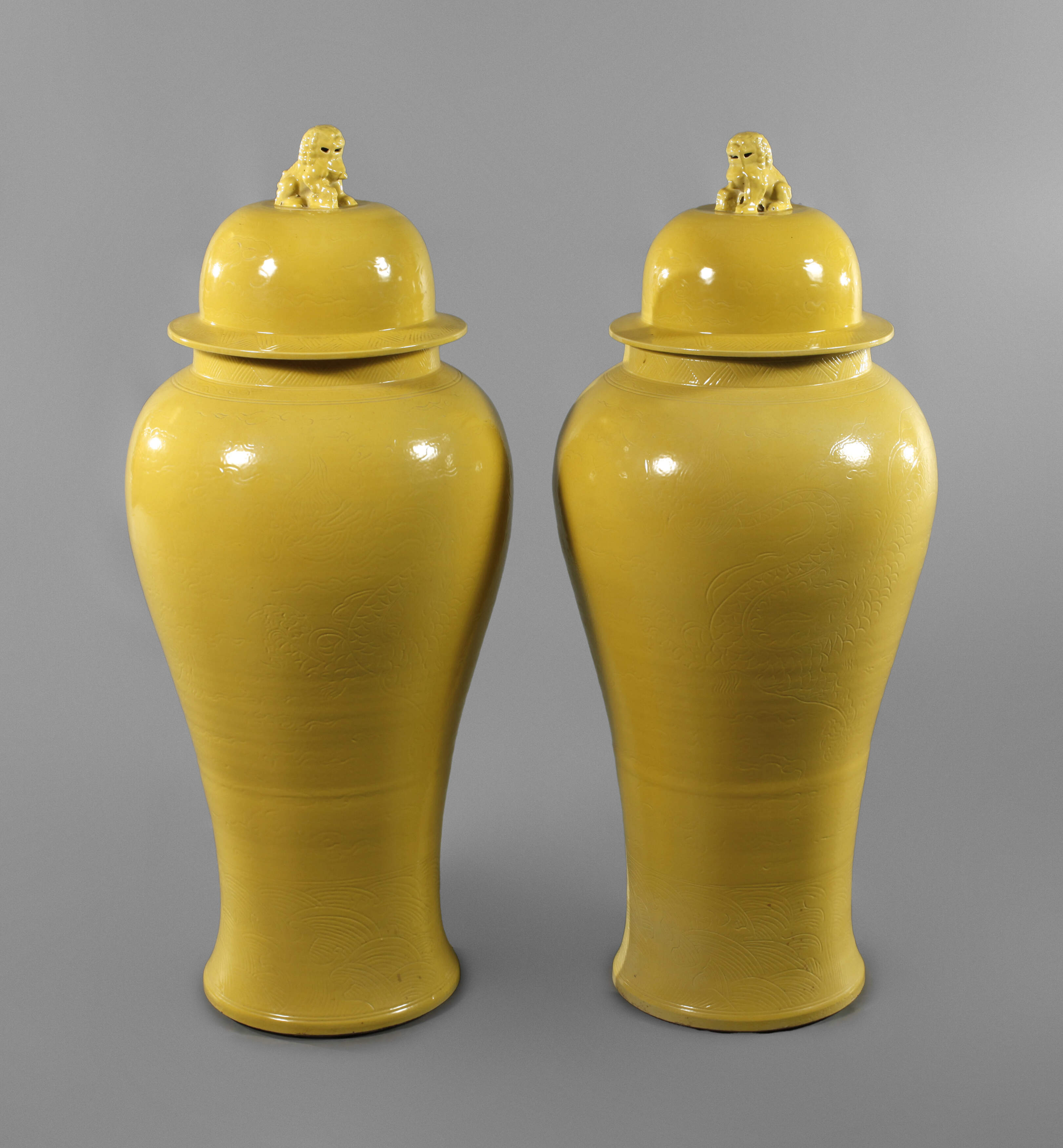 Paar riesige gelbe Deckel-Vasen